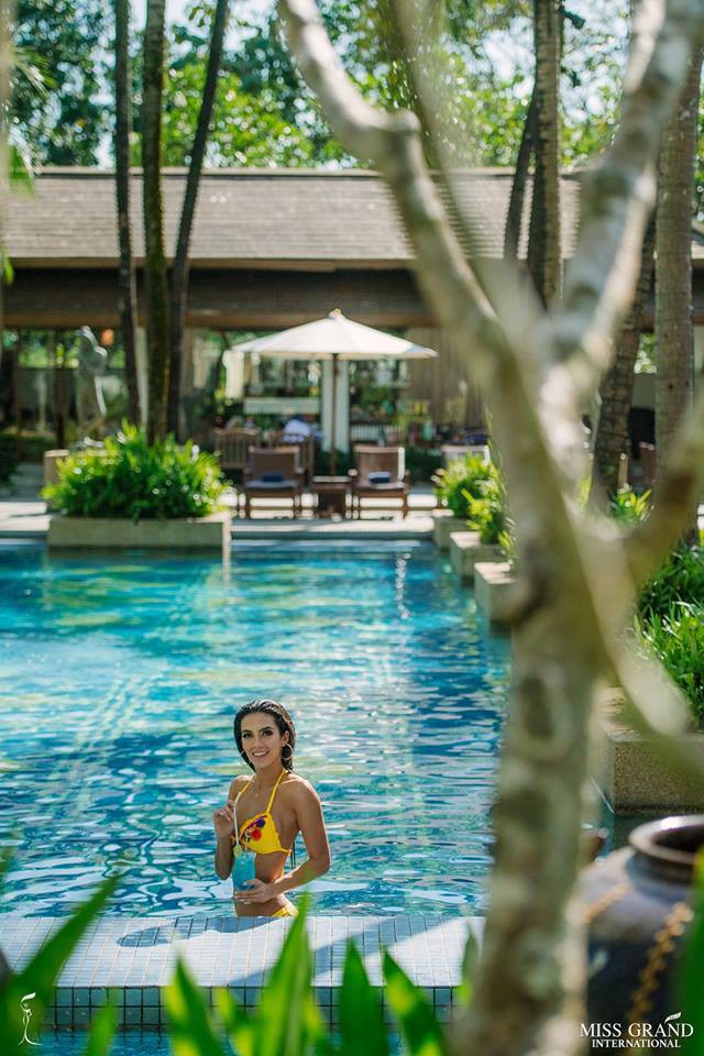 Khoe dáng với bikini, Hoa hậu ngất xỉu gây chú ý vì thân hình trơ xương mà ngực vẫn căng đầy - Ảnh 3. Khoe dáng với bikini, Hoa hậu ngất xỉu gây chú ý vì thân hình trơ xương mà ngực vẫn căng đầy - Ảnh 3.