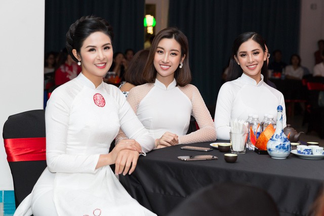 Gia đình Bình Minh diện áo dài nổi bật bên Hoa hậu Tiểu Vy và Ngọc Hân - Ảnh 3.