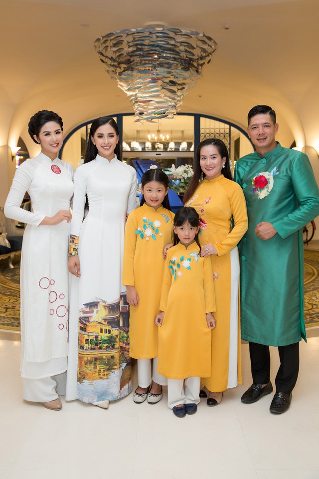 Gia đình Bình Minh diện áo dài nổi bật bên Hoa hậu Tiểu Vy và Ngọc Hân - Ảnh 5.