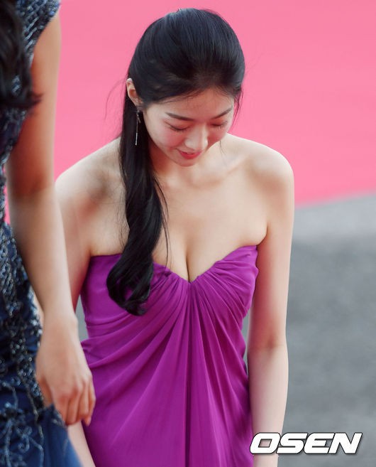 Nhan sắc nhạt nhòa cùng bộ váy bị chê rẻ tiền, tân Hoa hậu Hàn nhận gạch đá - Ảnh 3.