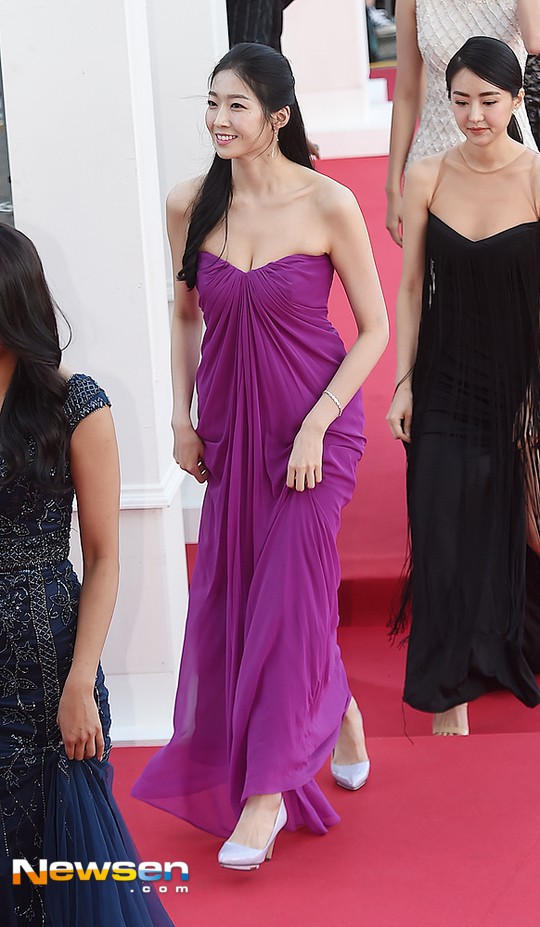 Nhan sắc nhạt nhòa cùng bộ váy bị chê rẻ tiền, tân Hoa hậu Hàn nhận gạch đá - Ảnh 2.