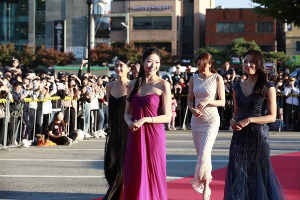 Nhan sắc nhạt nhòa cùng bộ váy bị chê rẻ tiền, tân Hoa hậu Hàn nhận gạch đá - Ảnh 1.