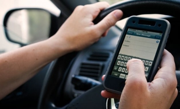 Chuyên gia tiết lộ gây sốc lý do vì sao bạn không nên sử dụng điện thoại khi đang đi xe ô tô - Ảnh 1.