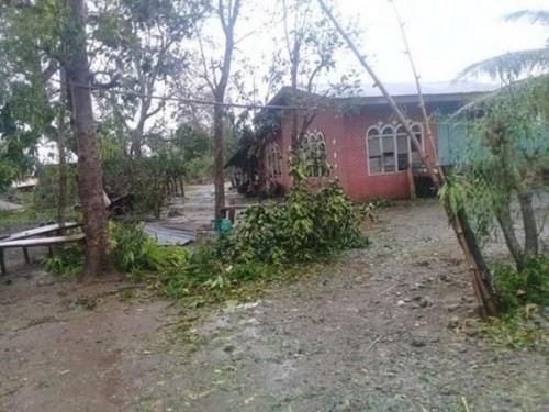 Siêu bão Yutu đổ bộ Philippines, chôn vùi hàng chục người dưới lớp đất lở - Ảnh 1.