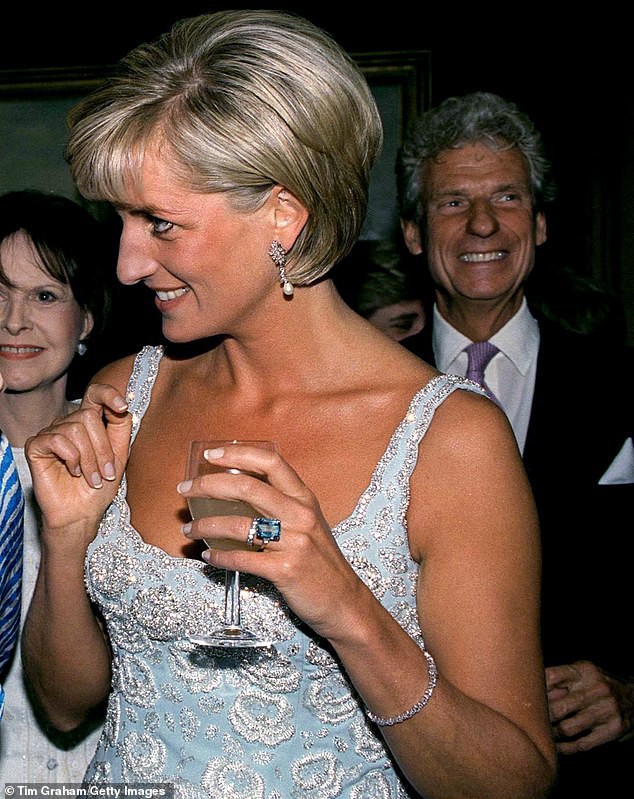 Với loạt chi tiết này, báo Anh tin rằng cả Hoàng gia đang xem Meghan Markle như Công nương Diana thứ 2 - Ảnh 2. Với loạt chi tiết này, báo Anh tin rằng cả Hoàng gia đang xem Meghan Markle như Công nương Diana thứ 2 - Ảnh 2.