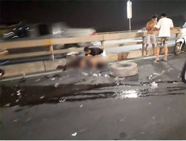Hà Nội: Nổ lốp trên cầu Nhật Tân, tài xế vừa đăng lên Facebook cầu cứu thì không may bị xe khác đâm tử vong - Ảnh 4.