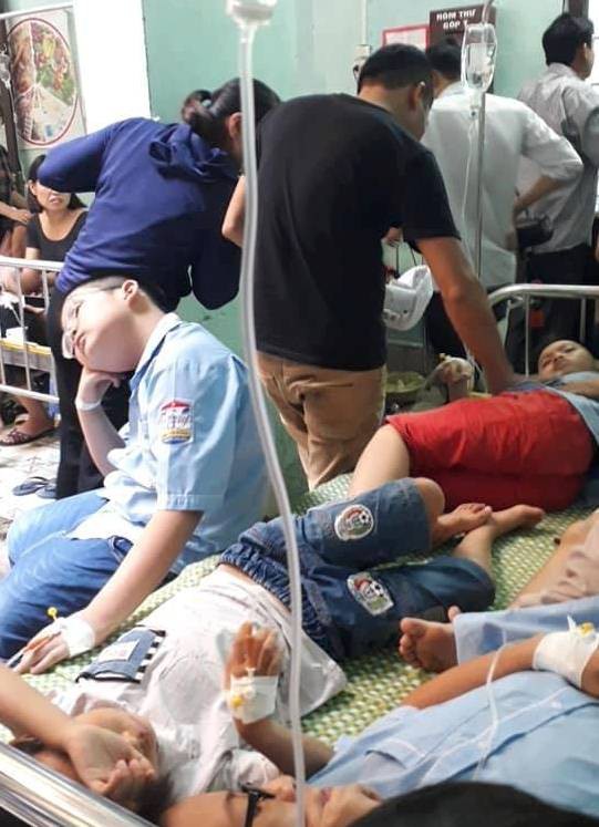 Ninh Bình: Sau bữa ăn trưa gần 200 học sinh nhập viện do có biểu hiện buồn nôn, sốt - Ảnh 5.