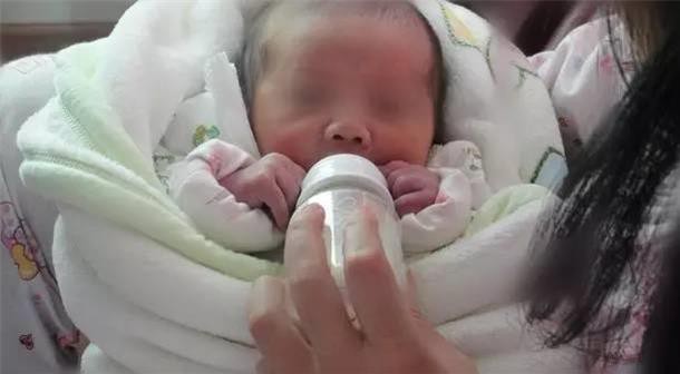 Bé sơ sinh mới 1 tháng tuổi đã phải cắt ruột vì sai lầm của người lớn khi pha sữa công thức - Ảnh 1.