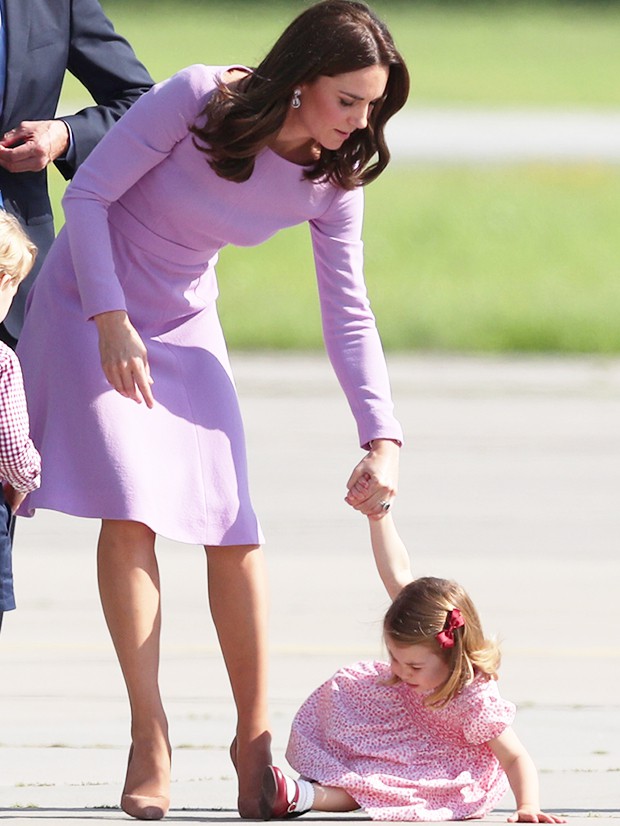 Chỉ một hành động nhỏ nhưng các mẹ sẽ học được 2 chiến thuật xử lý cơn ăn vạ của con giữa chốn đông người từ Công nương Kate Middleton - Ảnh 9.