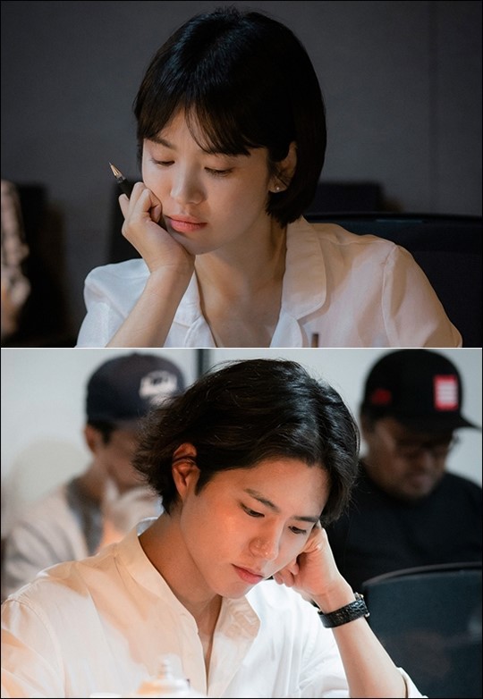 Hé lộ hình ảnh hậu trường đọc kịch bản đầy hài hước của Song Hye Kyo - Park Bo Gum - Ảnh 1.