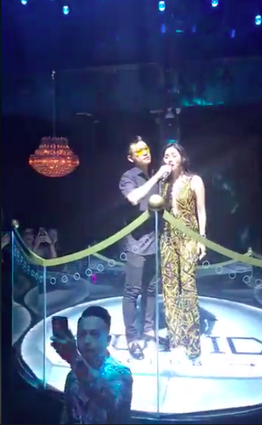 Tuấn Hưng vui vẻ ra quán bar hát với Lệ Quyên sau khi khóc nức nở, công bố chuyện liveshow 20 năm bị hủy - Ảnh 7. Tuấn Hưng vui vẻ ra quán bar hát với Lệ Quyên sau khi khóc nức nở, công bố chuyện liveshow 20 năm bị hủy - Ảnh 7.