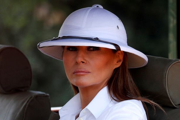Hết bị chỉ trích vì chiếc mũ kém tinh tế, bà Melania Trump tiếp tục bị soi bộ trang phục “lạc điệu” này - Ảnh 1.