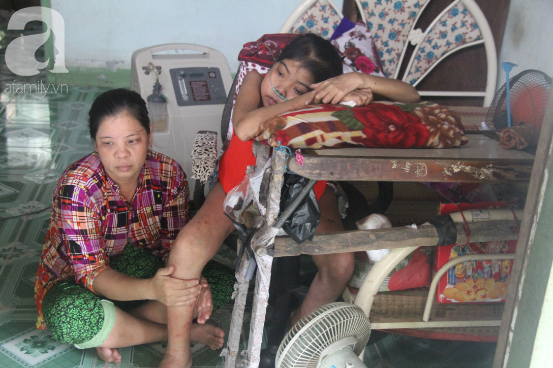 Phép màu đến với cô gái trẻ 12 năm ngủ ngồi, chỉ mong chết đi vì không muốn bố mẹ mượn nợ để em chữa bệnh - Ảnh 5. Phép màu đến với cô gái trẻ 12 năm ngủ ngồi, chỉ mong chết đi vì không muốn bố mẹ mượn nợ để em chữa bệnh - Ảnh 5.