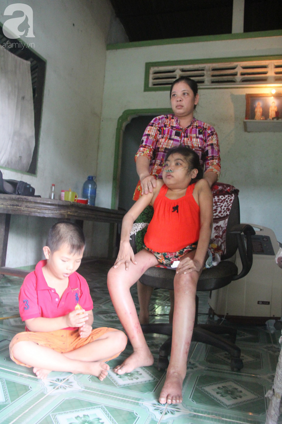 Phép màu đến với cô gái trẻ 12 năm ngủ ngồi, chỉ mong chết đi vì không muốn bố mẹ mượn nợ để em chữa bệnh - Ảnh 9. Phép màu đến với cô gái trẻ 12 năm ngủ ngồi, chỉ mong chết đi vì không muốn bố mẹ mượn nợ để em chữa bệnh - Ảnh 9.