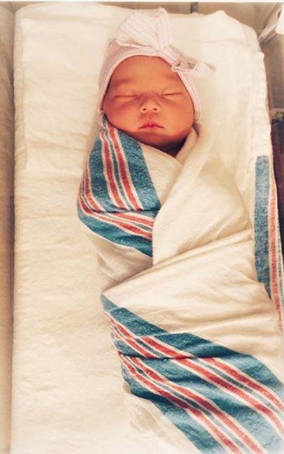 Người đẹp Kate Hudson lần đầu hé lộ hình ảnh con gái sau 4 ngày chào đời - Ảnh 1. Người đẹp Kate Hudson lần đầu hé lộ hình ảnh con gái sau 4 ngày chào đời - Ảnh 1.