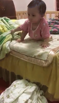 Đã nặng mông lại còn bị bắt ở trên giường, bé gái thông minh vẫn nghĩ cách trốn thoát khiến dân mạng thán phục - Ảnh 2. Đã nặng mông lại còn bị bắt ở trên giường, bé gái thông minh vẫn nghĩ cách trốn thoát khiến dân mạng thán phục - Ảnh 2.