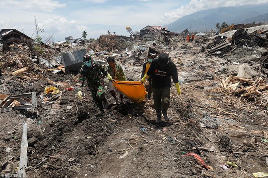 Sóng thần Indonesia: Cận cảnh đất hóa lỏng nhấn chìm cả làng - Ảnh 5. Sóng thần Indonesia: Cận cảnh đất hóa lỏng nhấn chìm cả làng - Ảnh 5.