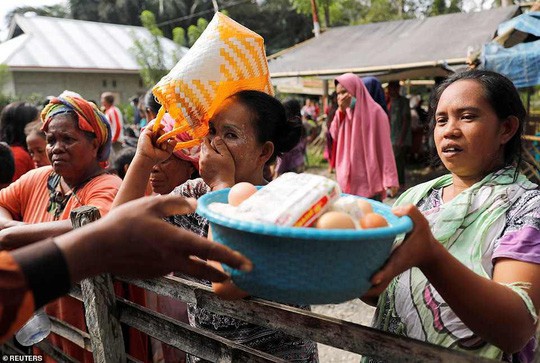 Sóng thần Indonesia: Cận cảnh đất hóa lỏng nhấn chìm cả làng - Ảnh 8. Sóng thần Indonesia: Cận cảnh đất hóa lỏng nhấn chìm cả làng - Ảnh 8.