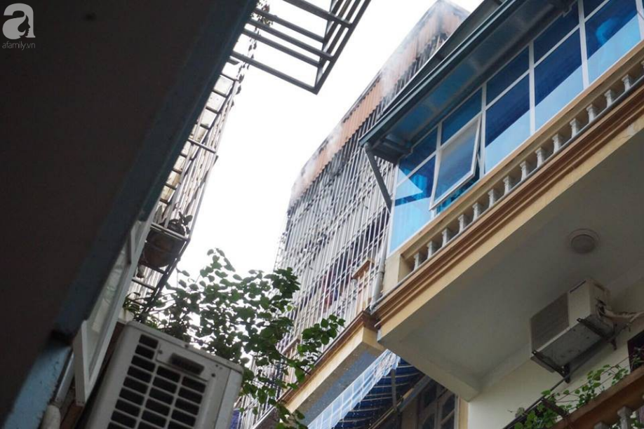 Hà Nội: Thắp hương cúng mùng 1, ngôi nhà trên phố Núi Trúc bốc cháy dữ dội - Ảnh 2. Hà Nội: Thắp hương cúng mùng 1, ngôi nhà trên phố Núi Trúc bốc cháy dữ dội - Ảnh 2.