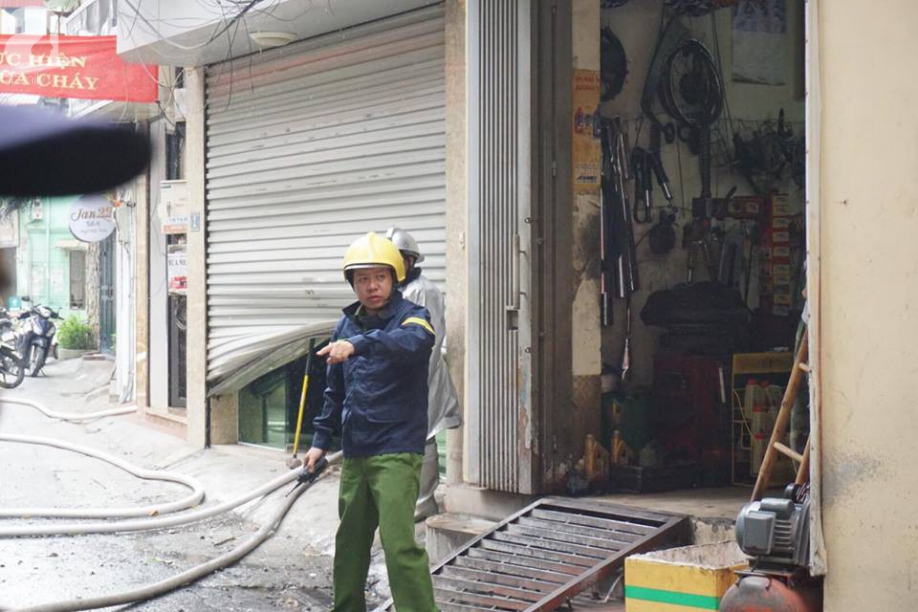 Hà Nội: Thắp hương cúng mùng 1, ngôi nhà trên phố Núi Trúc bốc cháy dữ dội - Ảnh 4. Hà Nội: Thắp hương cúng mùng 1, ngôi nhà trên phố Núi Trúc bốc cháy dữ dội - Ảnh 4.