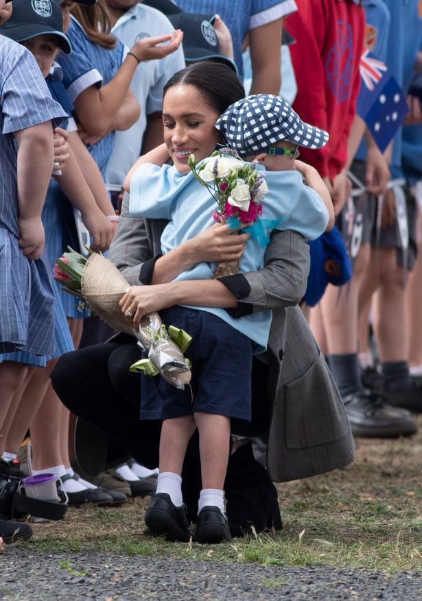 Meghan vượt mặt chị dâu Kate, có thể trở thành công nương quốc dân tiếp theo như mẹ chồng quá cố nhờ điểm này - Ảnh 4.