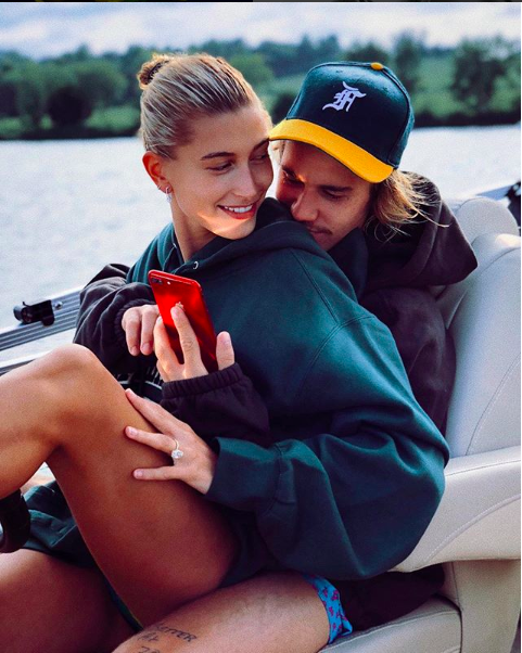 Tiếp bước Justin Bieber, Hailey Baldwin lại khiến fan phát sốt với những khoảnh khắc tình tứ bên chồng sắp cưới - Ảnh 4.