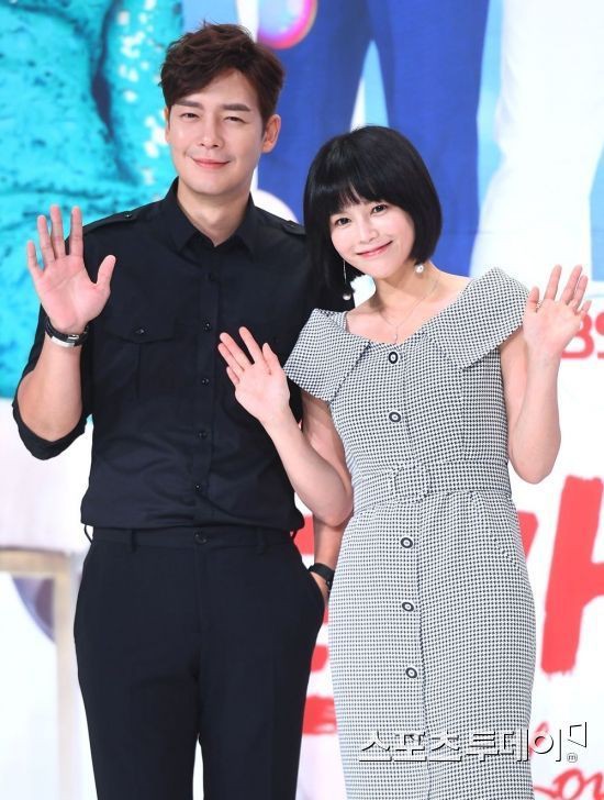 Cô dâu vàng Lee Young Ah xác nhận hẹn hò với nam diễn viên Truyền thuyết Jumong - Ảnh 1.