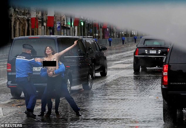 Người phụ nữ bán khỏa thân lao ra chặn xe Tổng thống Trump giữa Paris - Ảnh 2.