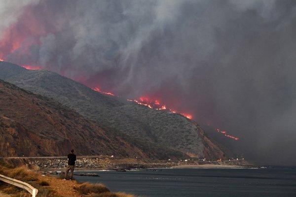 Cháy rừng tại California: Khu nhà giàu thất thủ, hàng loạt dinh thự triệu đô của đại gia và celeb bị thiêu trụi - Ảnh 7.