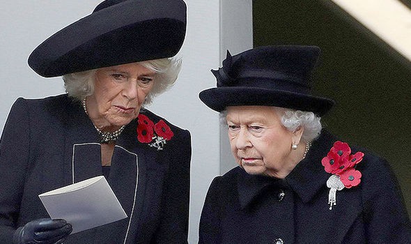 Nữ hoàng Anh gây chú ý với gương mặt vô cảm khi đứng cạnh bà Camilla và bị con dâu đụng hàng trang phục - Ảnh 5.