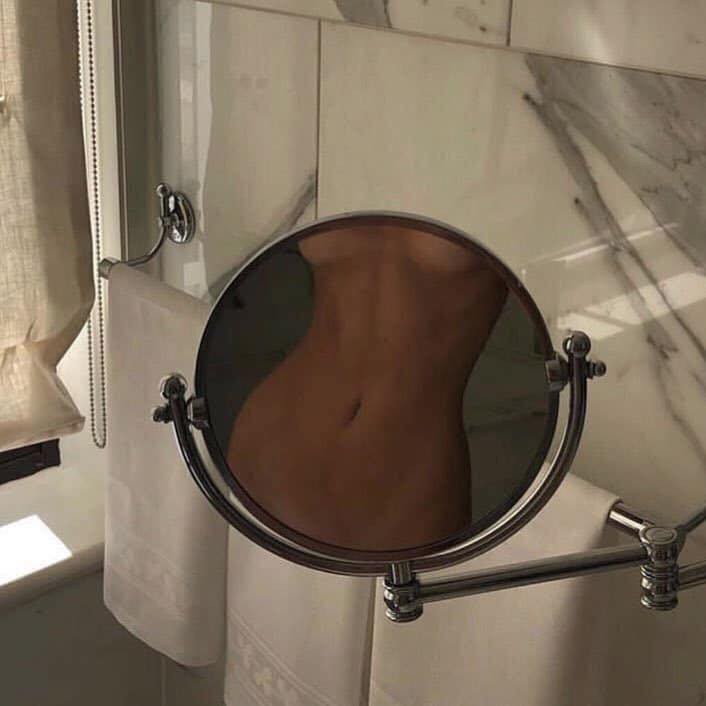 Cách có eo thon chụp ảnh trước gương nhà tắm hiệu quả nhất