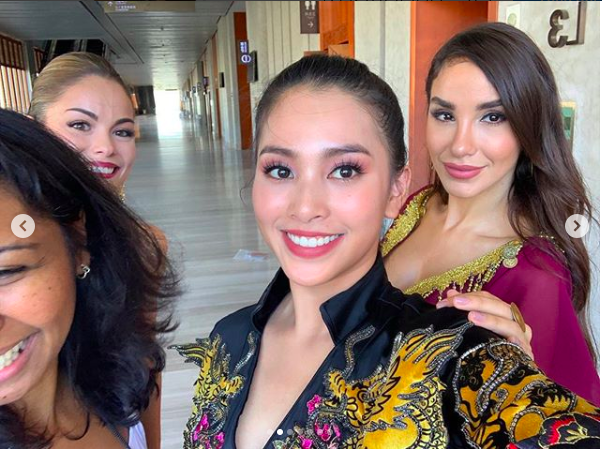 Tiểu Vy khoe thần sắc rạng rỡ bên các người đẹp Miss World sau phần thi tài năng ấn tượng - Ảnh 2.