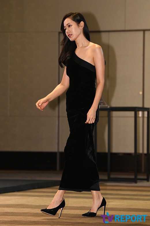 Thảm đỏ Elle Style Awards: Son Ye Jin nóng bỏng bên Dara, nhưng một người mẫu bỗng chiếm sóng vì hở bạo - Ảnh 1.