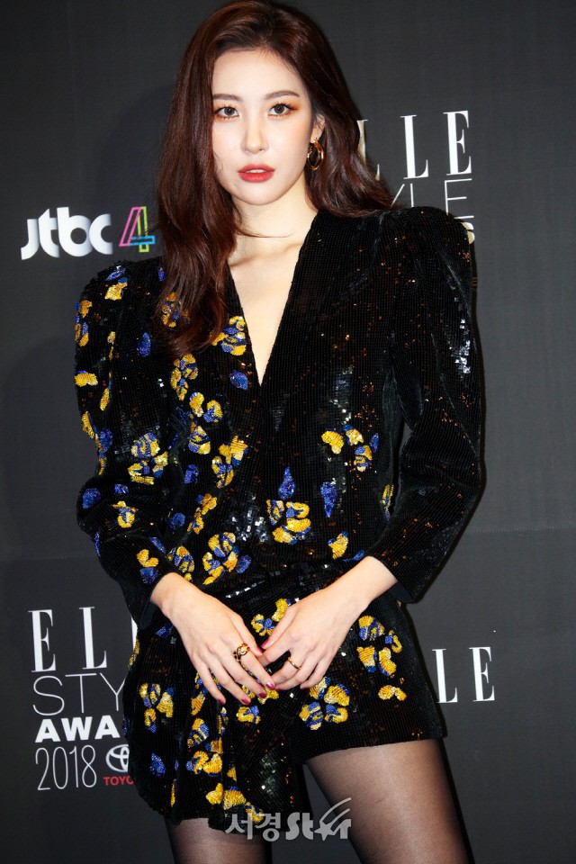 Thảm đỏ Elle Style Awards: Son Ye Jin nóng bỏng bên Dara, nhưng một người mẫu bỗng chiếm sóng vì hở bạo - Ảnh 11.