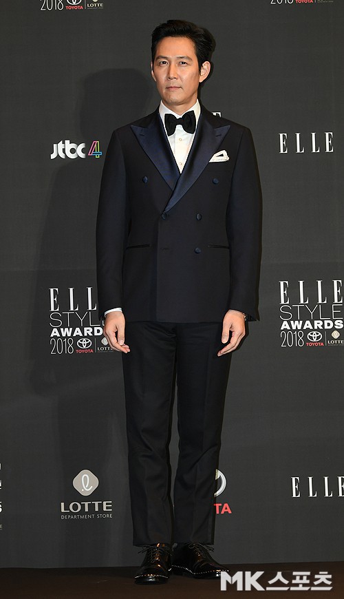 Thảm đỏ Elle Style Awards: Son Ye Jin nóng bỏng bên Dara, nhưng một người mẫu bỗng chiếm sóng vì hở bạo - Ảnh 16.