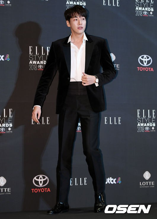 Thảm đỏ Elle Style Awards: Son Ye Jin nóng bỏng bên Dara, nhưng một người mẫu bỗng chiếm sóng vì hở bạo - Ảnh 20.