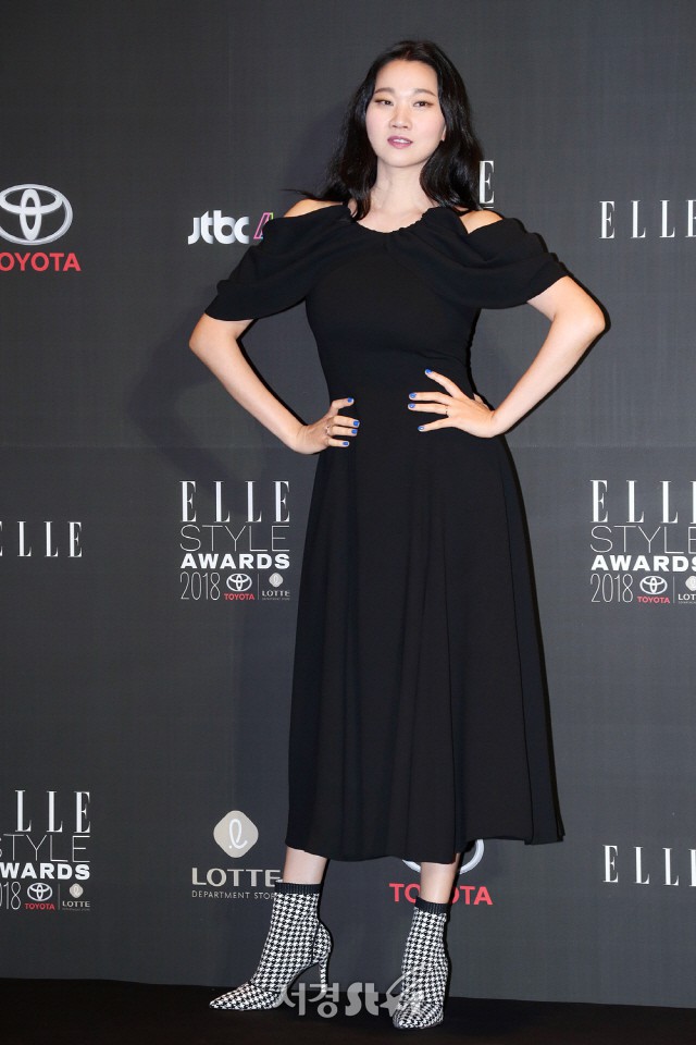 Thảm đỏ Elle Style Awards: Son Ye Jin nóng bỏng bên Dara, nhưng một người mẫu bỗng chiếm sóng vì hở bạo - Ảnh 21.