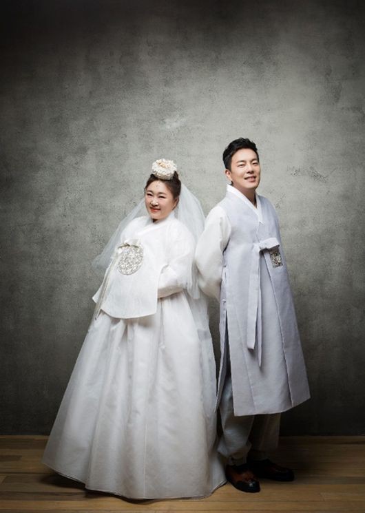 2 năm sau màn cầu hôn gây bão, danh hài béo ú xứ Hàn giảm 30kg và lột xác trong bộ ảnh cưới trước ngày trọng đại - Ảnh 3.
