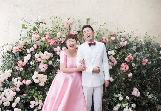 2 năm sau màn cầu hôn gây bão, danh hài béo ú xứ Hàn giảm 30kg và lột xác trong bộ ảnh cưới trước ngày trọng đại - Ảnh 4.