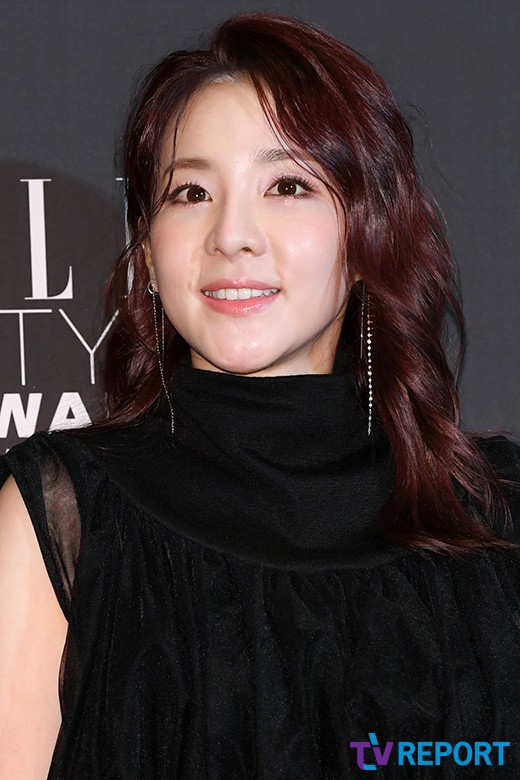 Thảm đỏ Elle Style Awards: Son Ye Jin nóng bỏng bên Dara, nhưng một người mẫu bỗng chiếm sóng vì hở bạo - Ảnh 8.