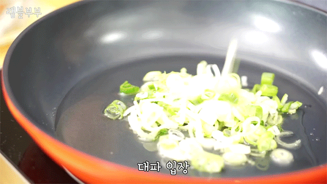 Cơm nguội khô khốc bạn cũng có thể biến thành món ăn sang chảnh kiểu Hàn Quốc nhờ cách làm đơn giản này - Ảnh 2.