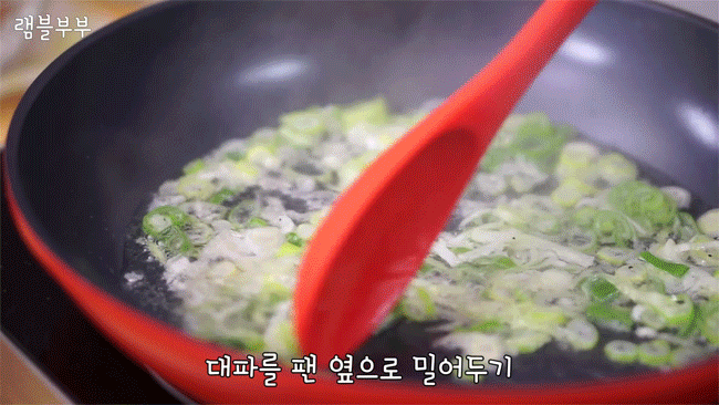 Cơm nguội khô khốc bạn cũng có thể biến thành món ăn sang chảnh kiểu Hàn Quốc nhờ cách làm đơn giản này - Ảnh 3.