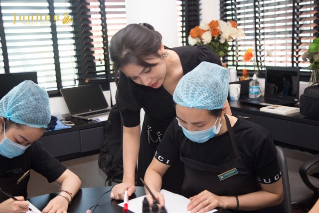 Cô gái 9X sớm thành danh trên thương trường làm đẹp - Ảnh 2. Cô gái 9X sớm thành danh trên thương trường làm đẹp - Ảnh 2.