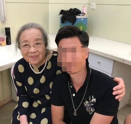 Dung Ma Ma Lý Minh Khải khỏe mạnh, minh mẫn ở tuổi 82, nở nụ cười khi được người hâm mộ nhận ra - Ảnh 3. Dung Ma Ma Lý Minh Khải khỏe mạnh, minh mẫn ở tuổi 82, nở nụ cười khi được người hâm mộ nhận ra - Ảnh 3.
