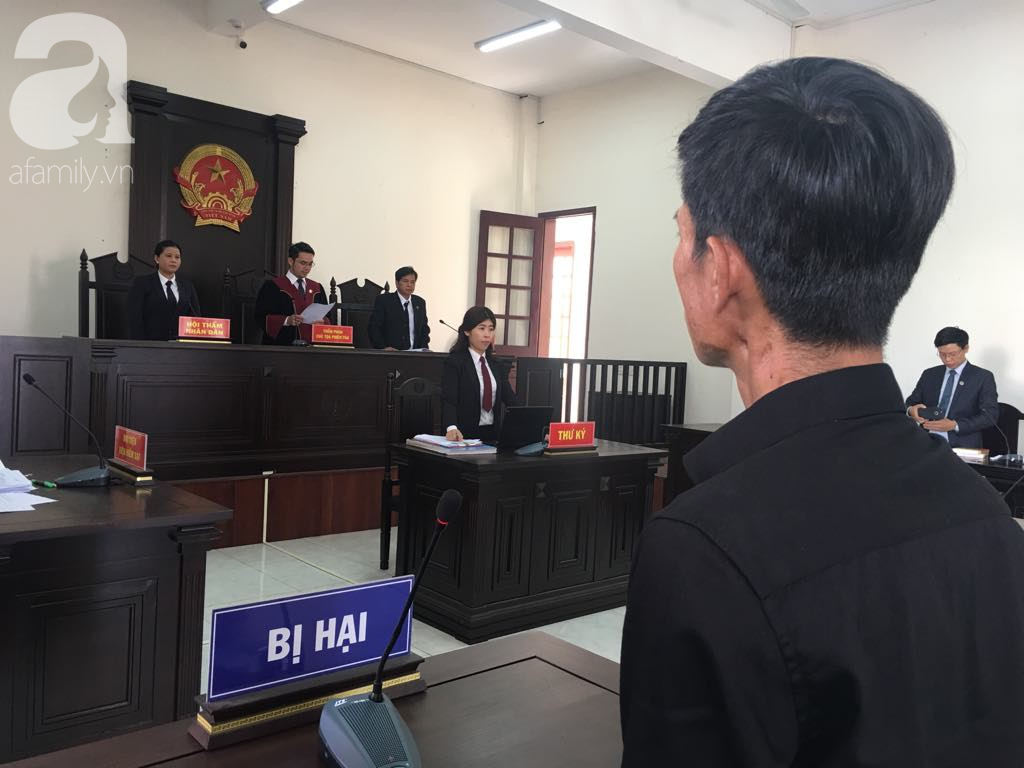 Bảo mẫu ngất xỉu khi tòa tuyên 18 tháng tù vì tát liên tiếp vào mặt trẻ - Ảnh 5. Bảo mẫu ngất xỉu khi tòa tuyên 18 tháng tù vì tát liên tiếp vào mặt trẻ - Ảnh 5.