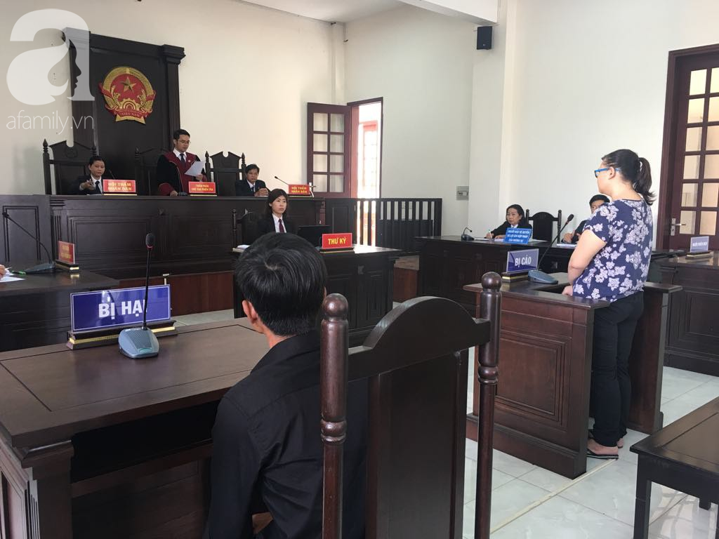 Bảo mẫu ngất xỉu khi tòa tuyên 18 tháng tù vì tát liên tiếp vào mặt trẻ - Ảnh 12. Bảo mẫu ngất xỉu khi tòa tuyên 18 tháng tù vì tát liên tiếp vào mặt trẻ - Ảnh 12.