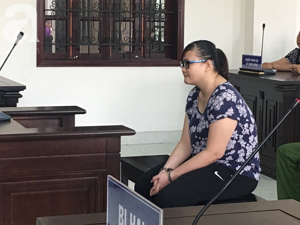 Bảo mẫu ngất xỉu khi tòa tuyên 18 tháng tù vì tát liên tiếp vào mặt trẻ - Ảnh 2. Bảo mẫu ngất xỉu khi tòa tuyên 18 tháng tù vì tát liên tiếp vào mặt trẻ - Ảnh 2.