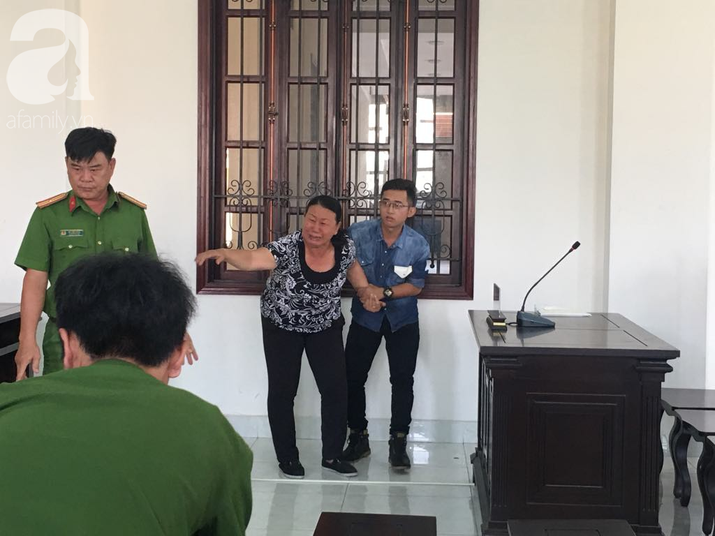 Bảo mẫu ngất xỉu khi tòa tuyên 18 tháng tù vì tát liên tiếp vào mặt trẻ - Ảnh 7. Bảo mẫu ngất xỉu khi tòa tuyên 18 tháng tù vì tát liên tiếp vào mặt trẻ - Ảnh 7.