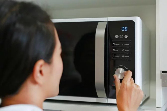 Có một mối nguy hiểm từ cháo và mỳ ăn liền đe dọa sức khỏe của trẻ mà cha mẹ không ngờ tới - Ảnh 2.