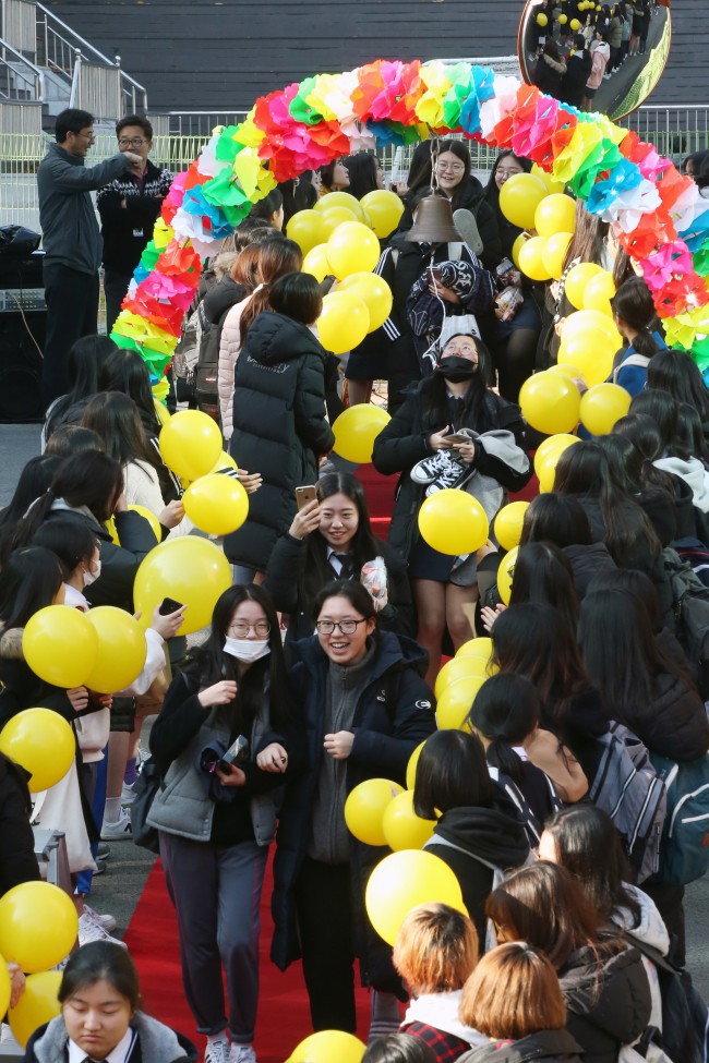 600.000 thí sinh Hàn Quốc thi Đại học: Cả đất nước nín thở, học sinh lớp 11 quỳ ngoài cổng trường chúc anh chị thi tốt - Ảnh 11.